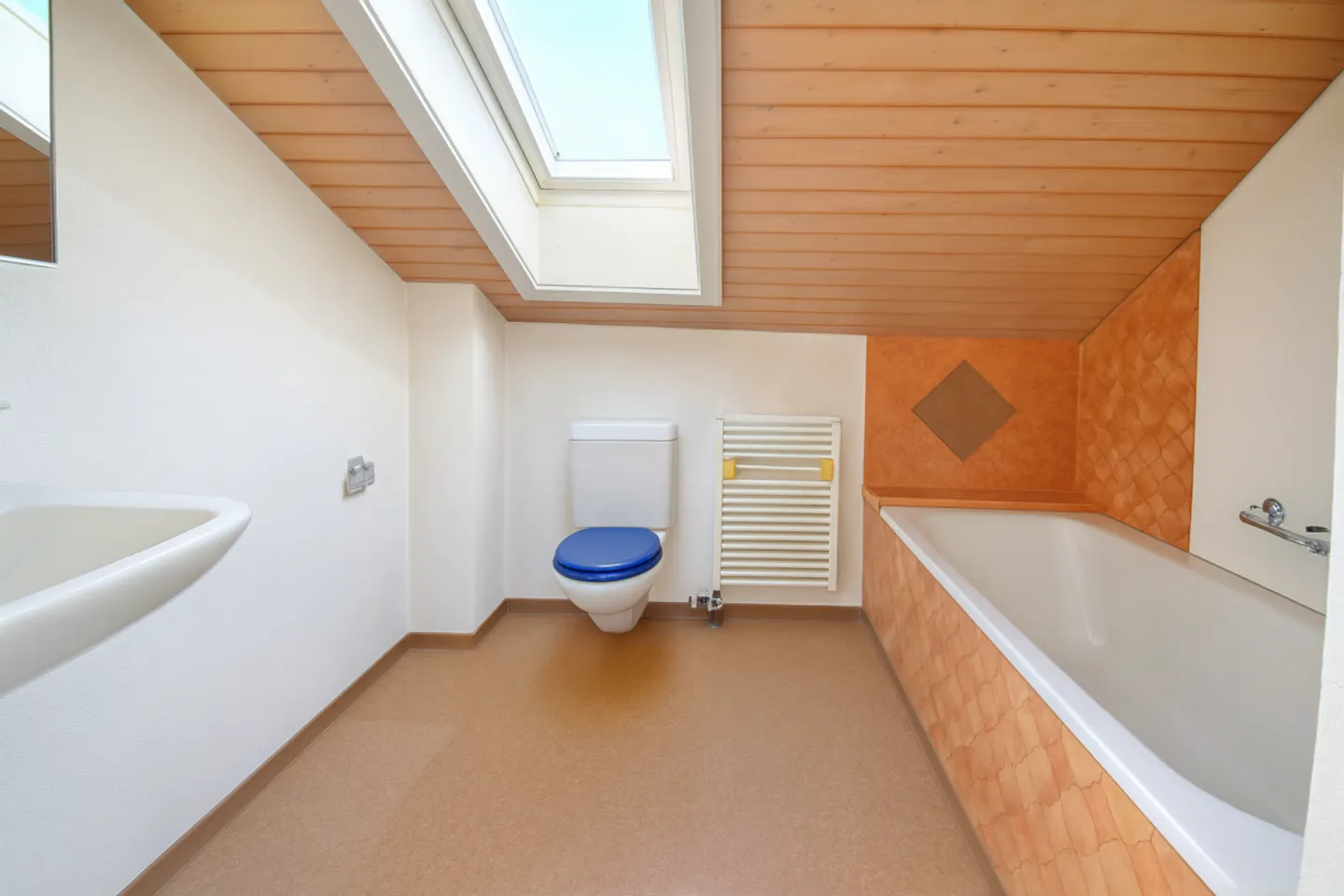 Semi-Detached House with Renovation Potential and Optional Rented Neighboring Half - Photo 8 of 9