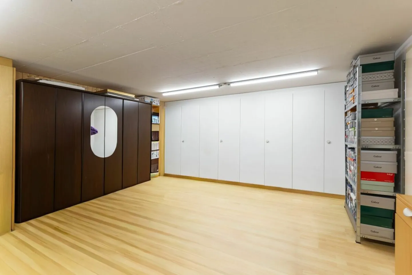Well-maintained end-of-terrace house with a view of greenery - Photo 11 of 13
