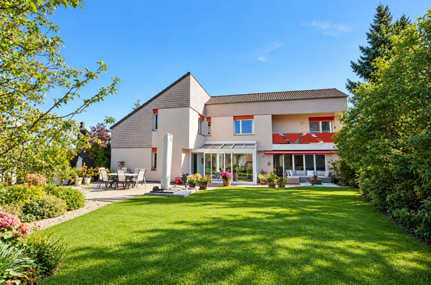 Geräumiges Einfamilienhaus mit Wohnung - Foto 2 von 13