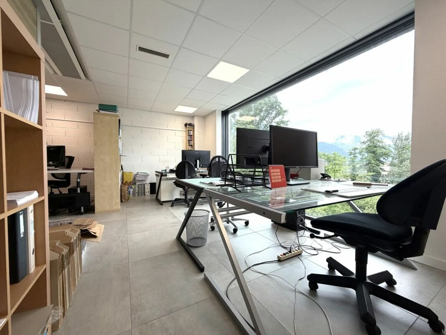 Geräumiges Büro mit Konferenzbereich zu vermieten - Foto 3 von 8