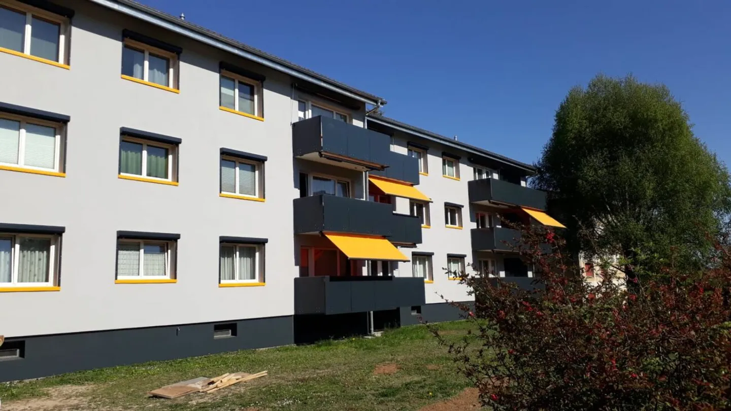 Bel appartamento di 2,5 locali con balcone molto ben posizionato vicino alla stazione dei mezzi pubblici e ai centri commerciali, in una zona tranquilla - Foto 4 di 5