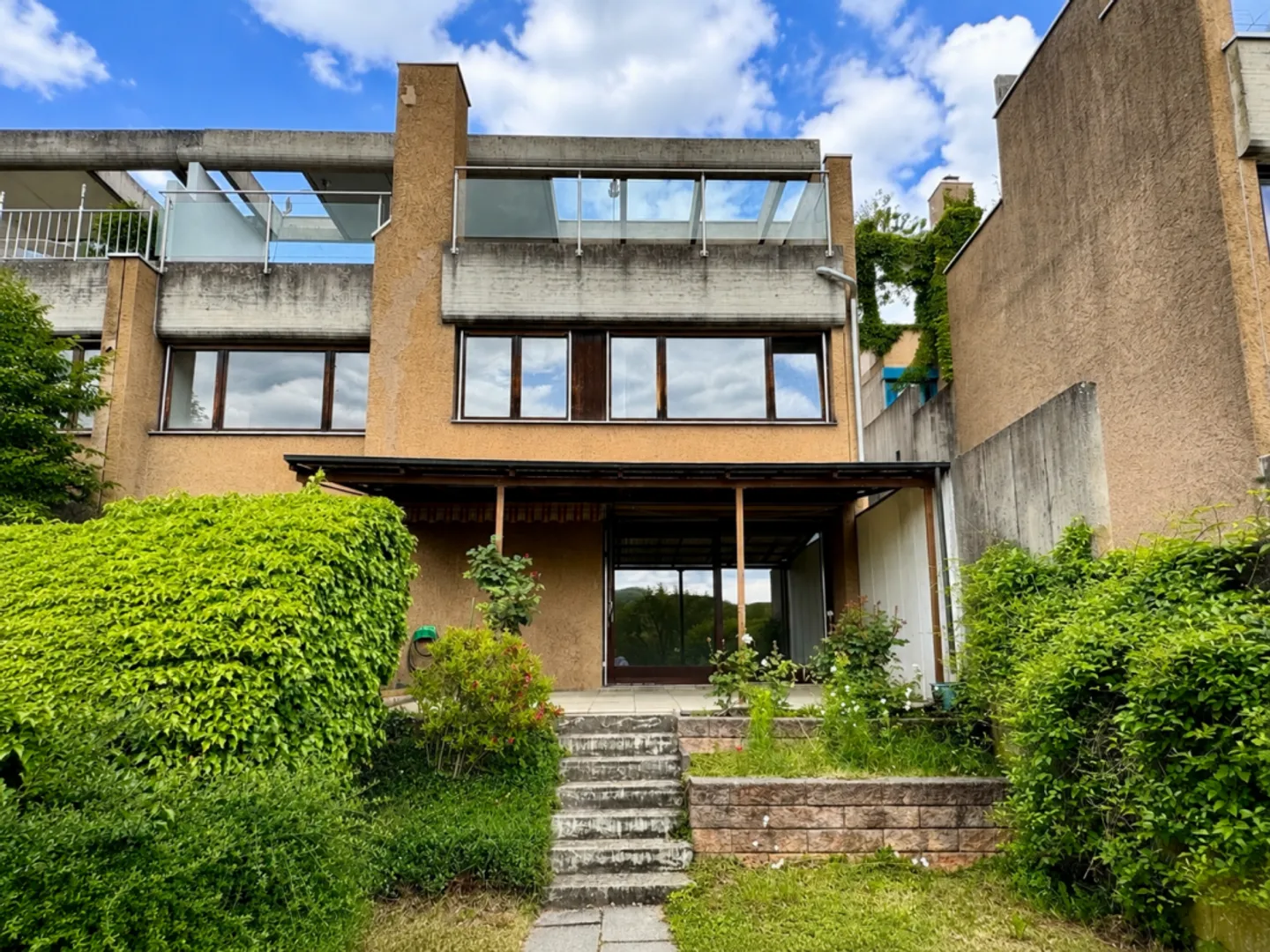 Vue dégagée, espace et potentiel : maison mitoyenne à Magden - Photo 1 sur 13