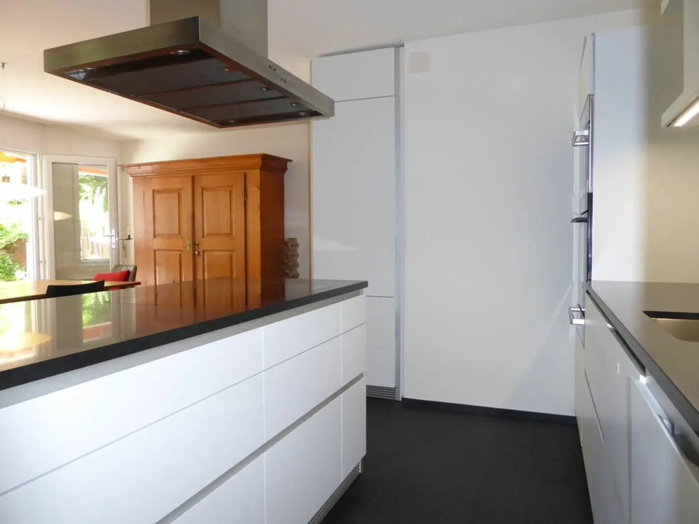 Appartement de vacances spacieux de 4,5 pièces avec balcon, terrasse et deux places de parking souterrain - Photo 7 sur 13