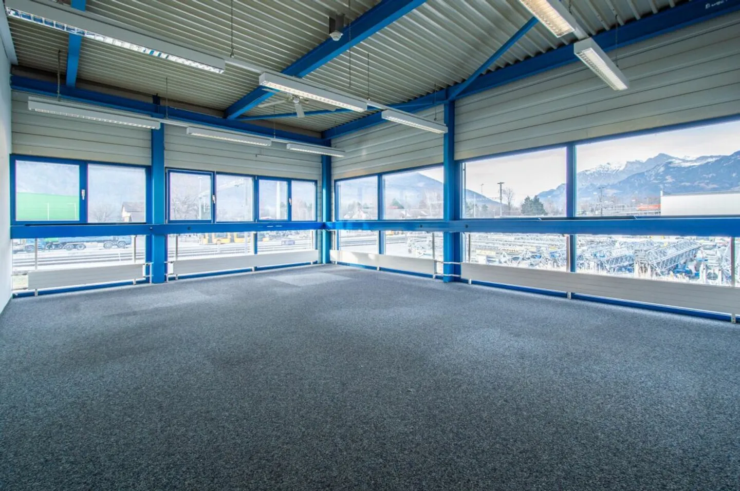 Industriehalle 560 m² - hohe Raumhöhe &amp; grosses Tor in Trimmis - Foto 8 von 9