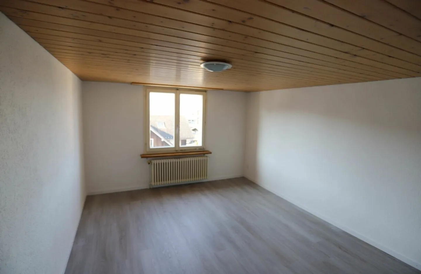 Cozy, centrally located 3-room attic apartment - Photo 4 of 5