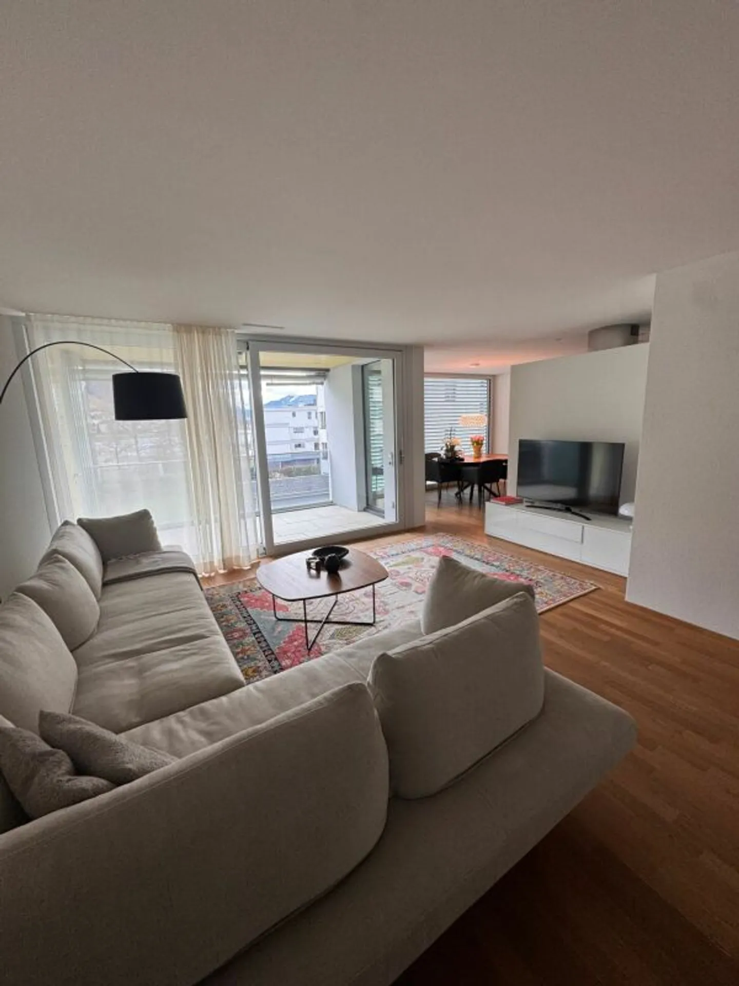 Oasis de bien-être de 3.5 pièces dans un endroit calme et central - avec balcon, vue partielle sur le lac et vue sur la montagne - Photo 8 sur 9