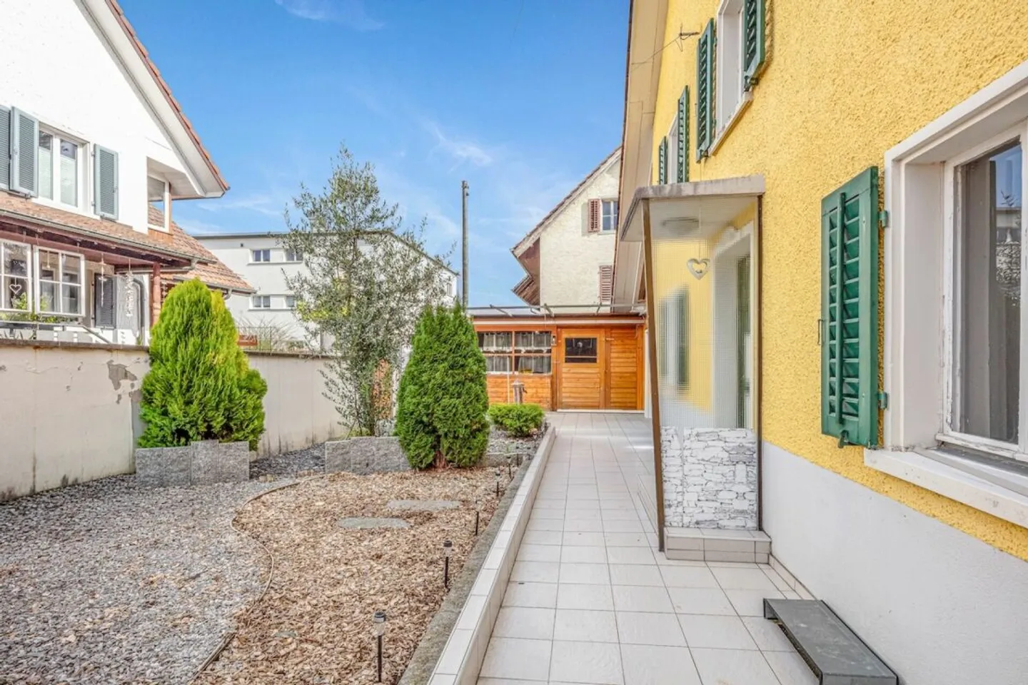 SINGLE-FAMILY HOUSE WITH POTENTIAL - Photo 3 of 12