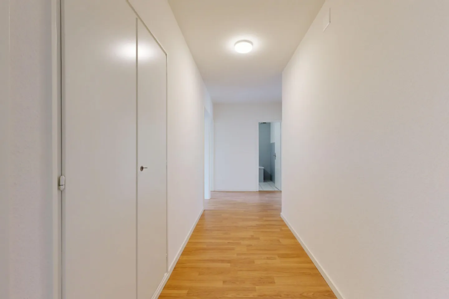 Appartement lumineux de 3 pièces au rez-de-chaussée avec balcon et lave-linge-sèche-linge - Photo 8 sur 11