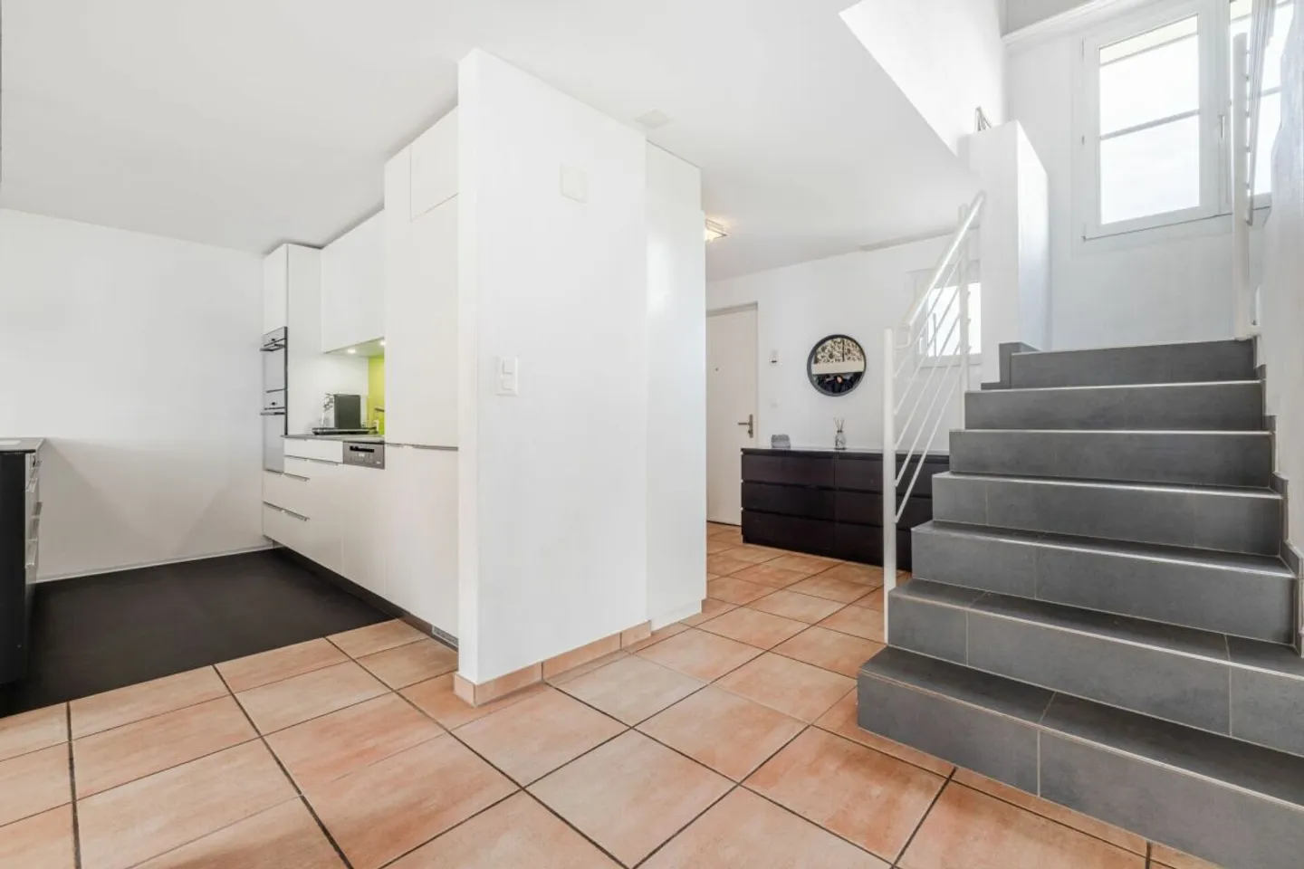 Appartement en duplex de 6,5 pièces avec des pièces lumineuses et un balcon ensoleillé - Photo 4 sur 13