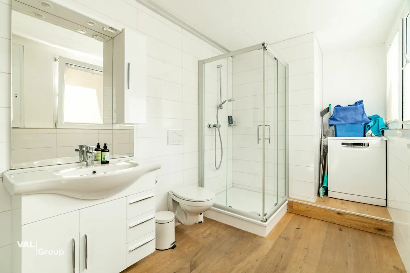 Versatile commercial premises with storage and office - ideal for SMEs or service providers - Photo 9 of 13