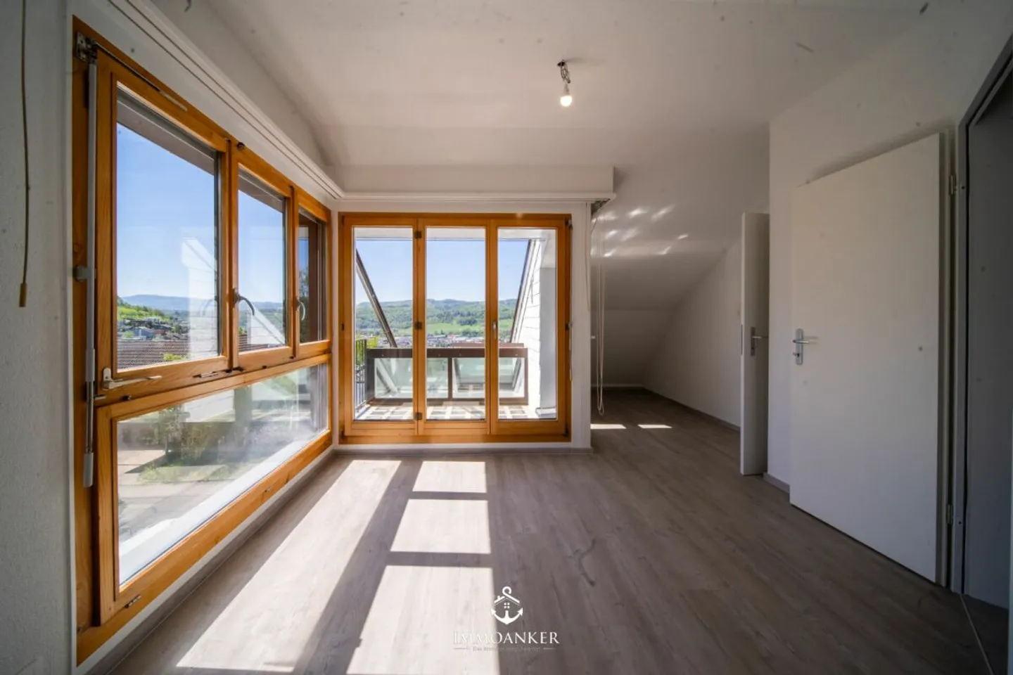 Maison individuelle de 6,5 pièces fraîchement rénovée avec pente sud et vue dégagée à Füllinsdorf - Photo 3 sur 13