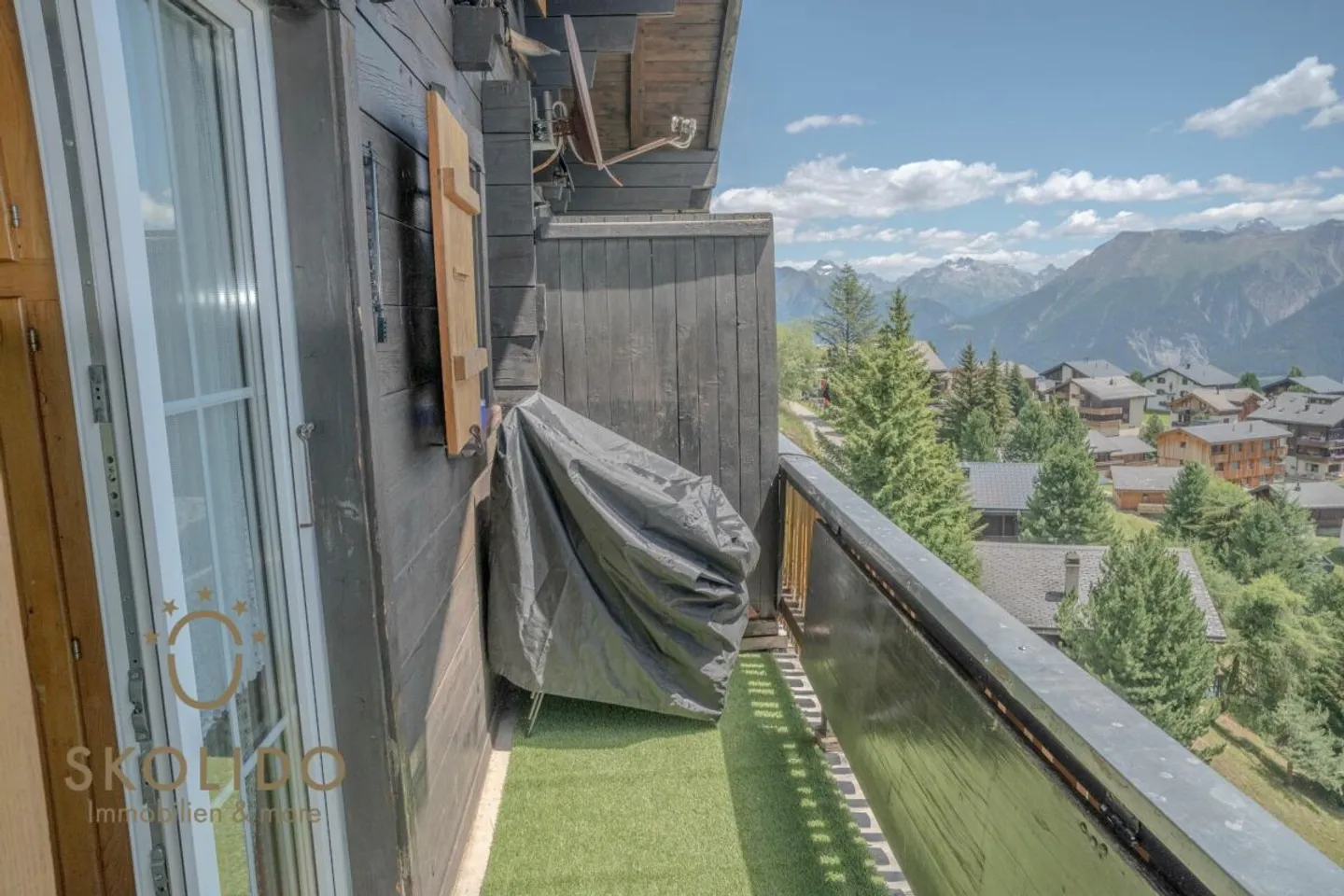 Cozy Attic Apartment (Southwest Side) in House Arve - Photo 7 of 13