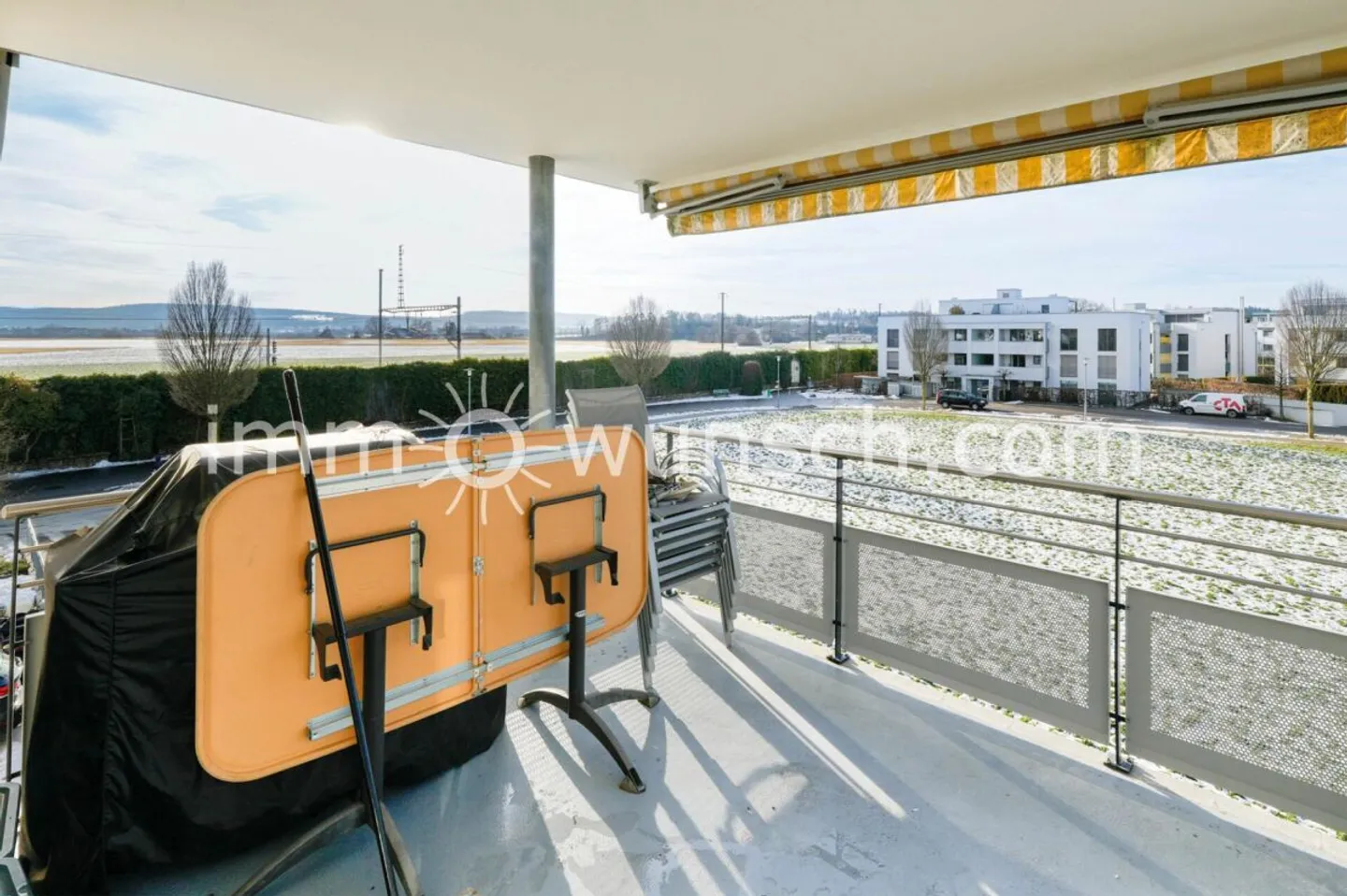 L'opportunité : moderne appartement en copropriété de 4 ½ pièces, avec balcon, vue sur la verdure, ainsi qu'une buanderie privée, 2 x places de parking dans le garage souterrain - Photo 10 sur 12