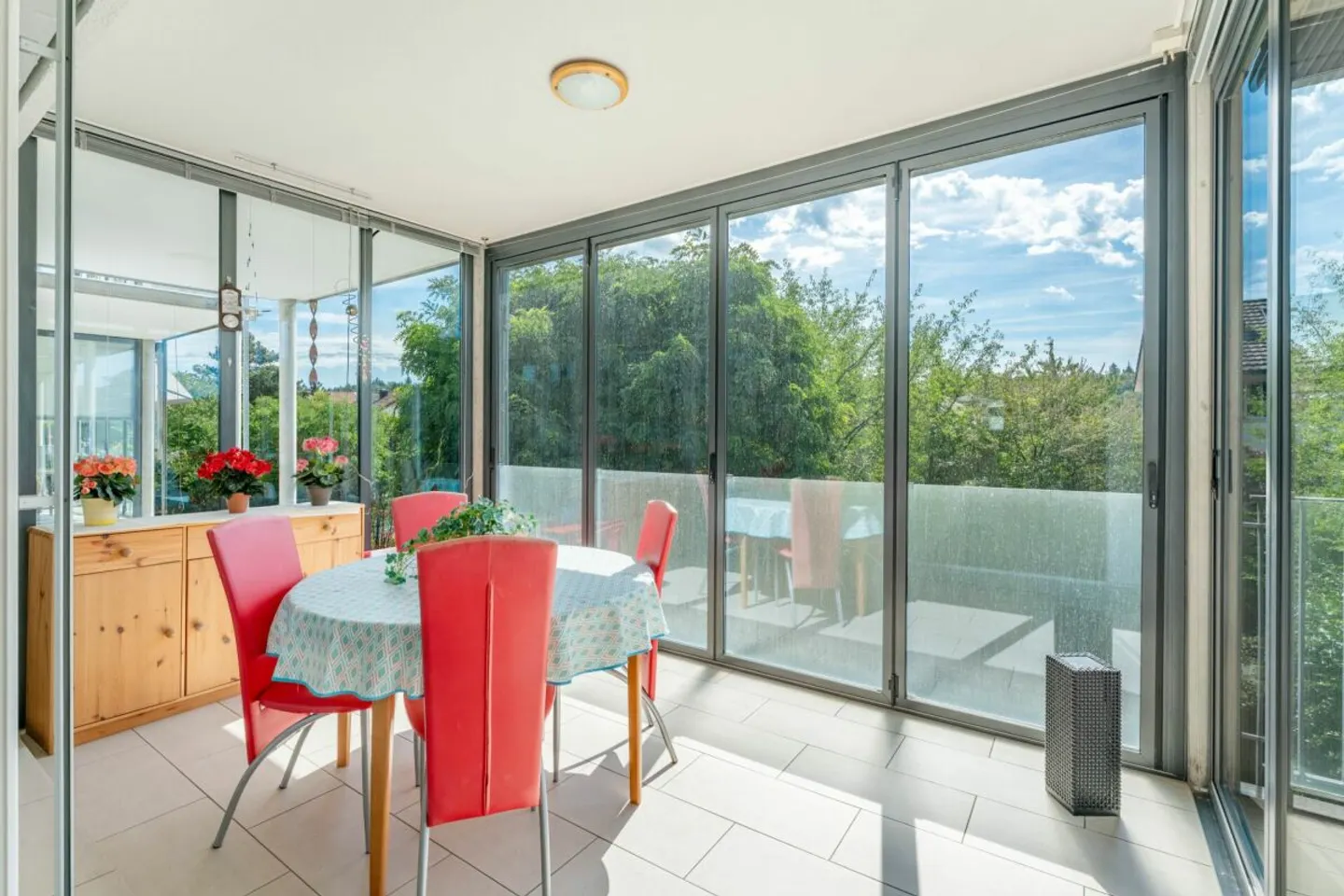 Spacious 3.5-room apartment with winter garden near the city - Photo 3 of 13