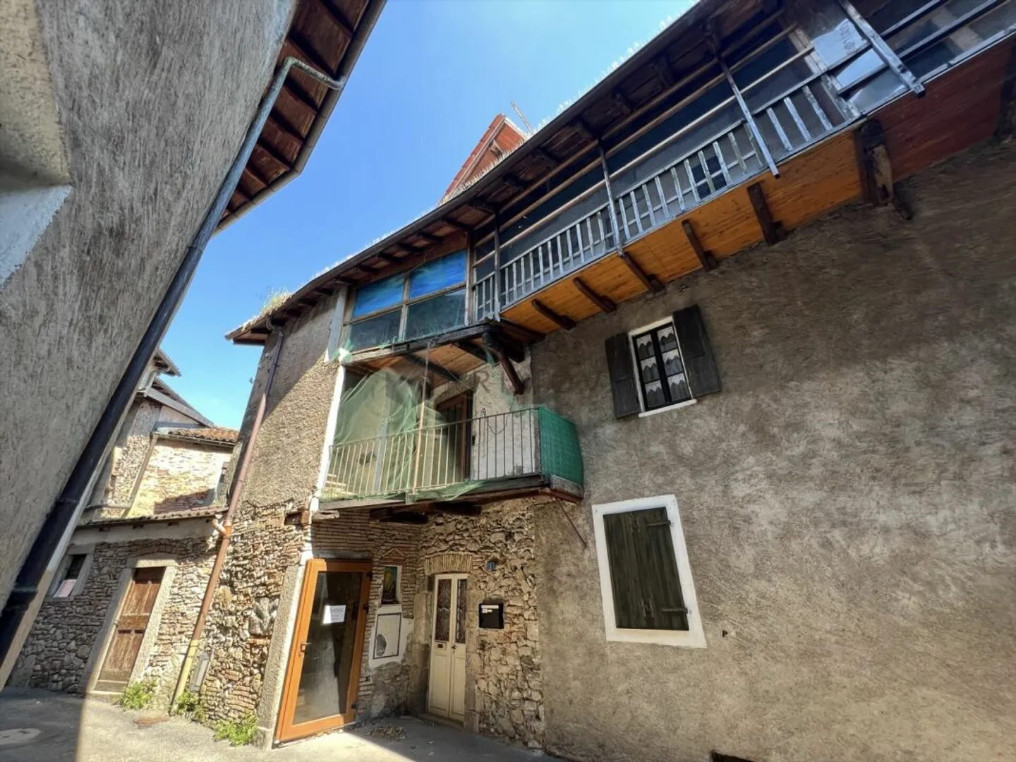 A historic jewel to reinvent: single-family home with idyllic courtyard - Photo 1 of 13