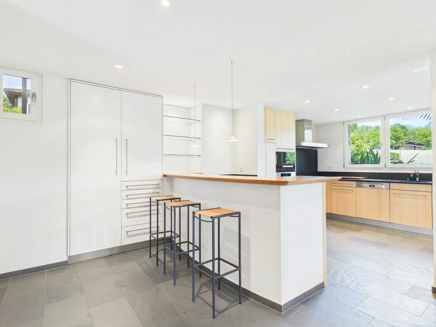 Spacious single-family home with light-filled rooms in the best location - Photo 5 of 13