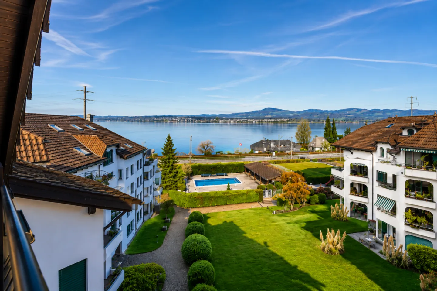 Exclusive 6.5-room penthouse apartment with lift directly into the apartment - Seepark Altendorf - Photo 8 of 13