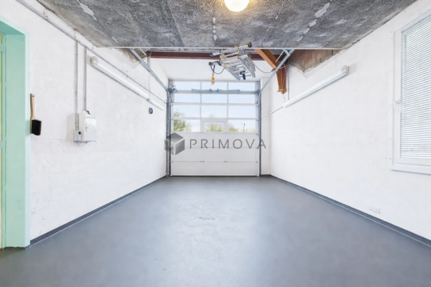 Functional commercial space on the ground floor with parking spaces - Photo 12 of 13