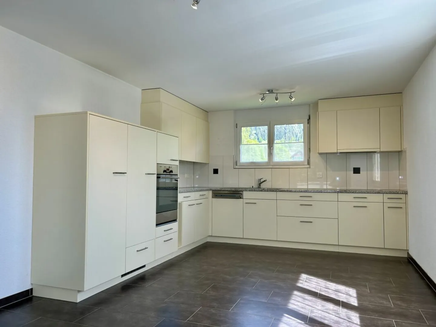 Appartamento 3.5 locali vicino all'area ricreativa con stufa, balcone e garage - Foto 2 di 11
