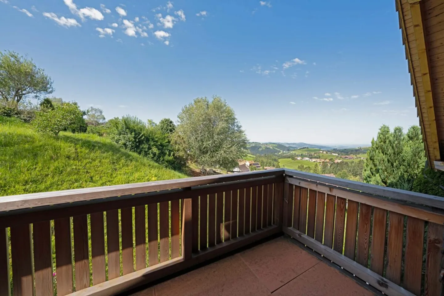 Maison en bois massif avec vue magnifique dans un endroit calme - Photo 1 sur 13