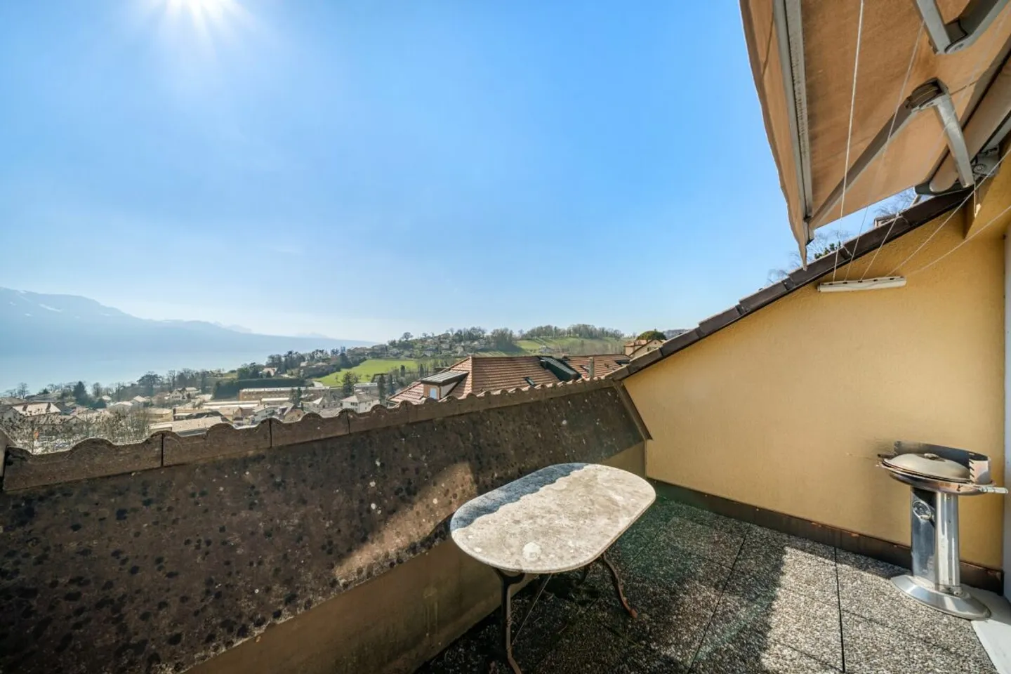 3.5 rooms with panoramic view of lake & mountains - Photo 4 of 13