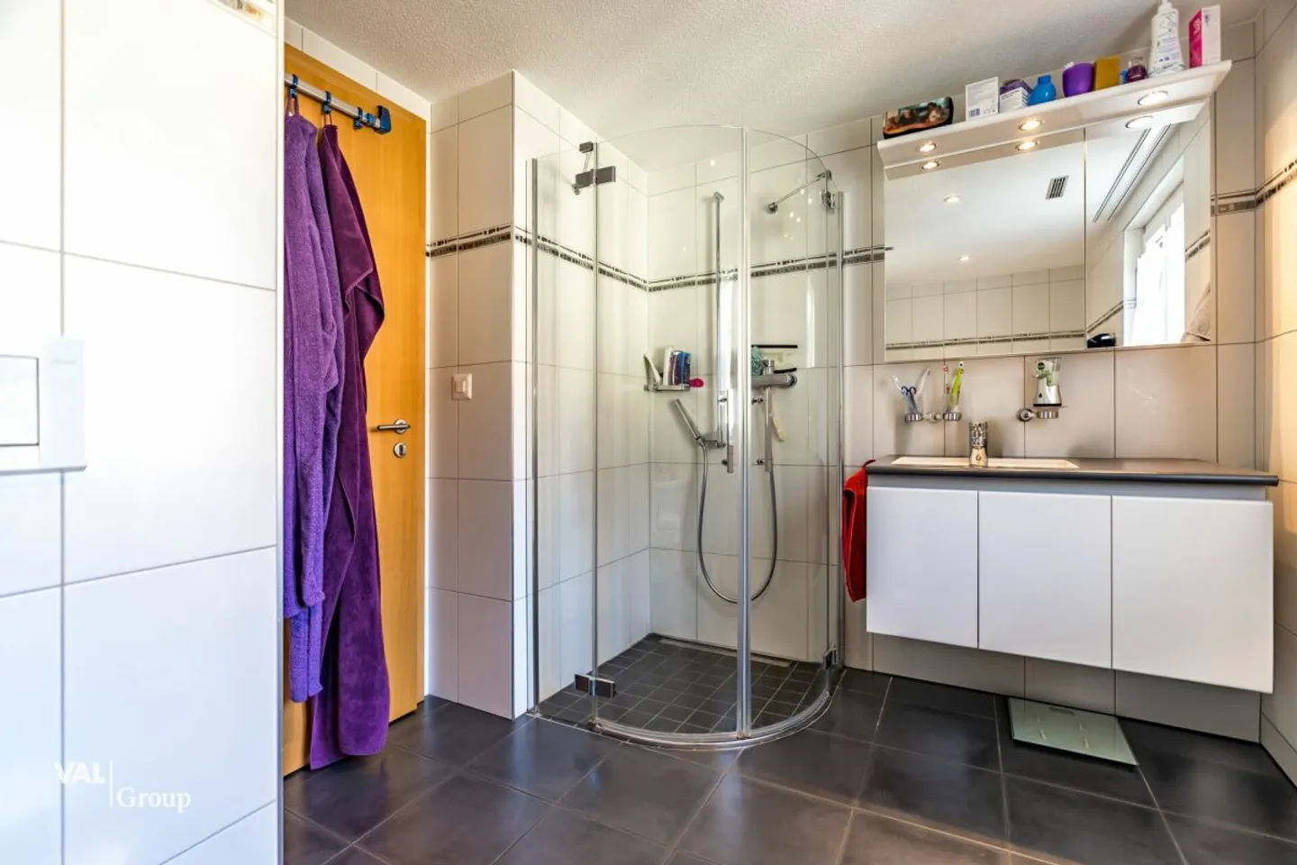 A home for the whole family - flooded with light and spacious - Photo 10 of 13