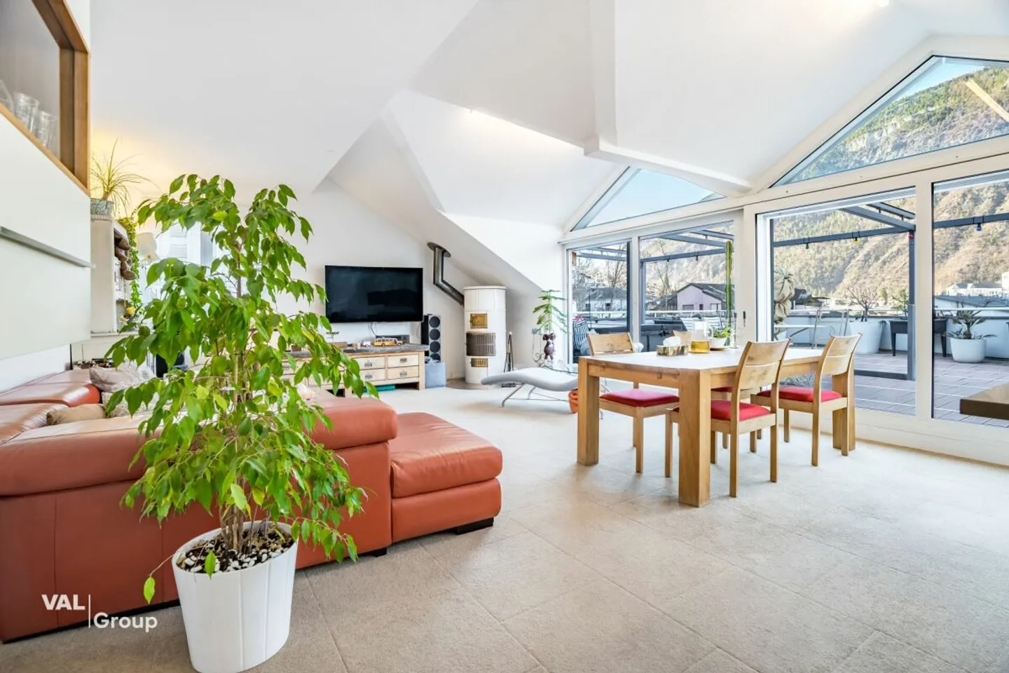 Exclusive 4.5-room penthouse apartment with lift directly into the apartment and large panoramic terrace in Visp - Photo 5 of 13