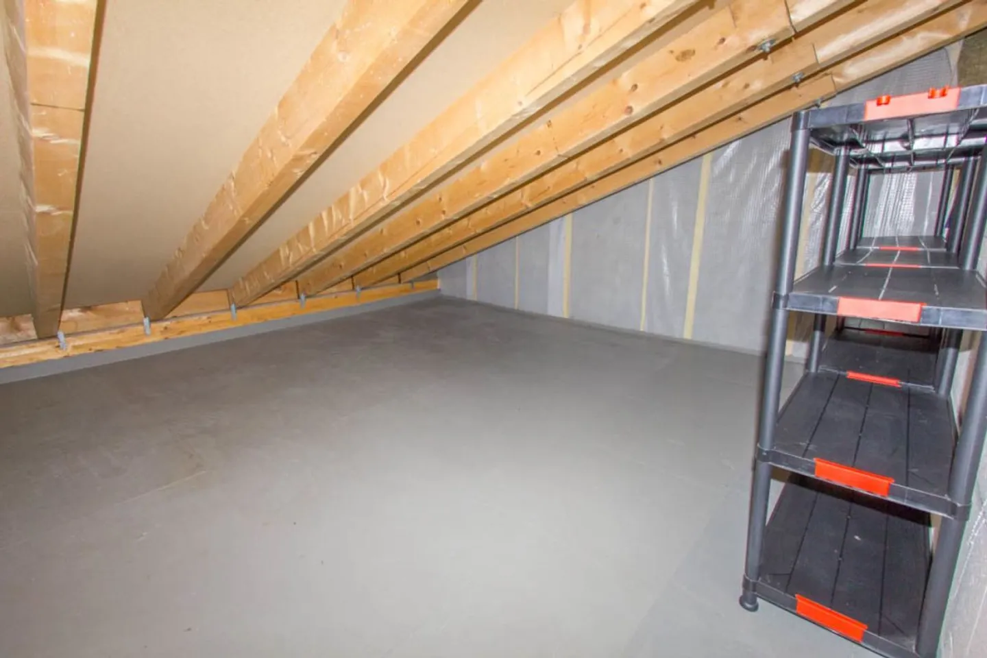 Ambiance pure : Appartement sous les combles avec cheminée - Photo 12 sur 13