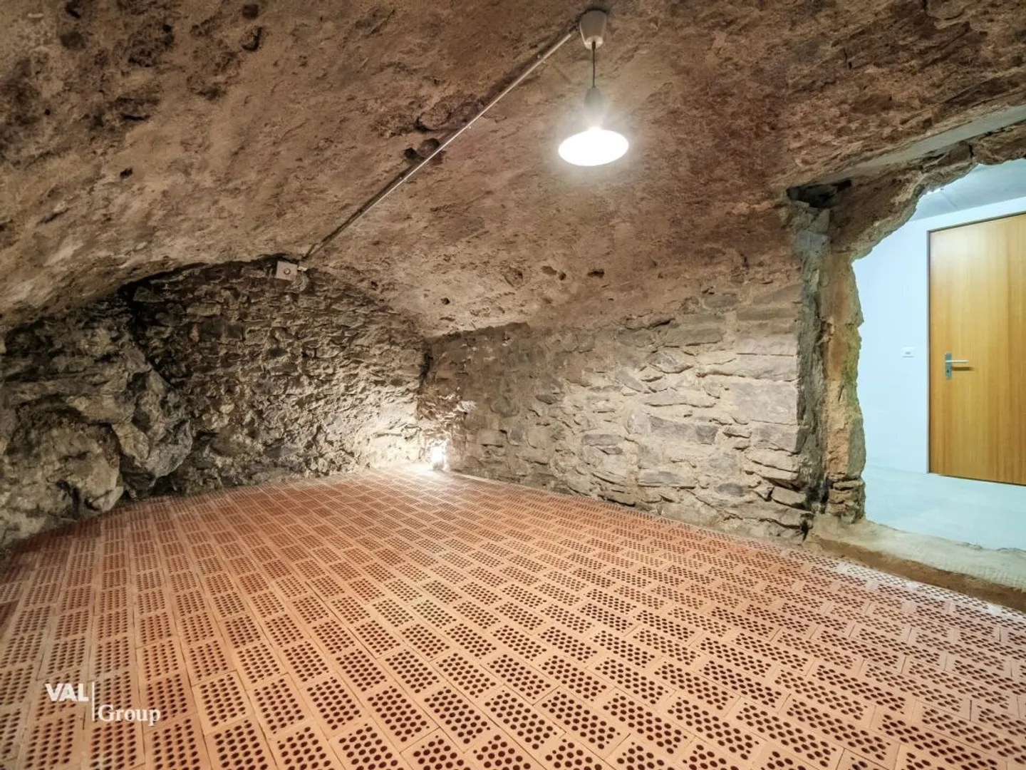 Charm meets quality - fully renovated Walliser house in the heart of Leuk - Photo 12 of 13