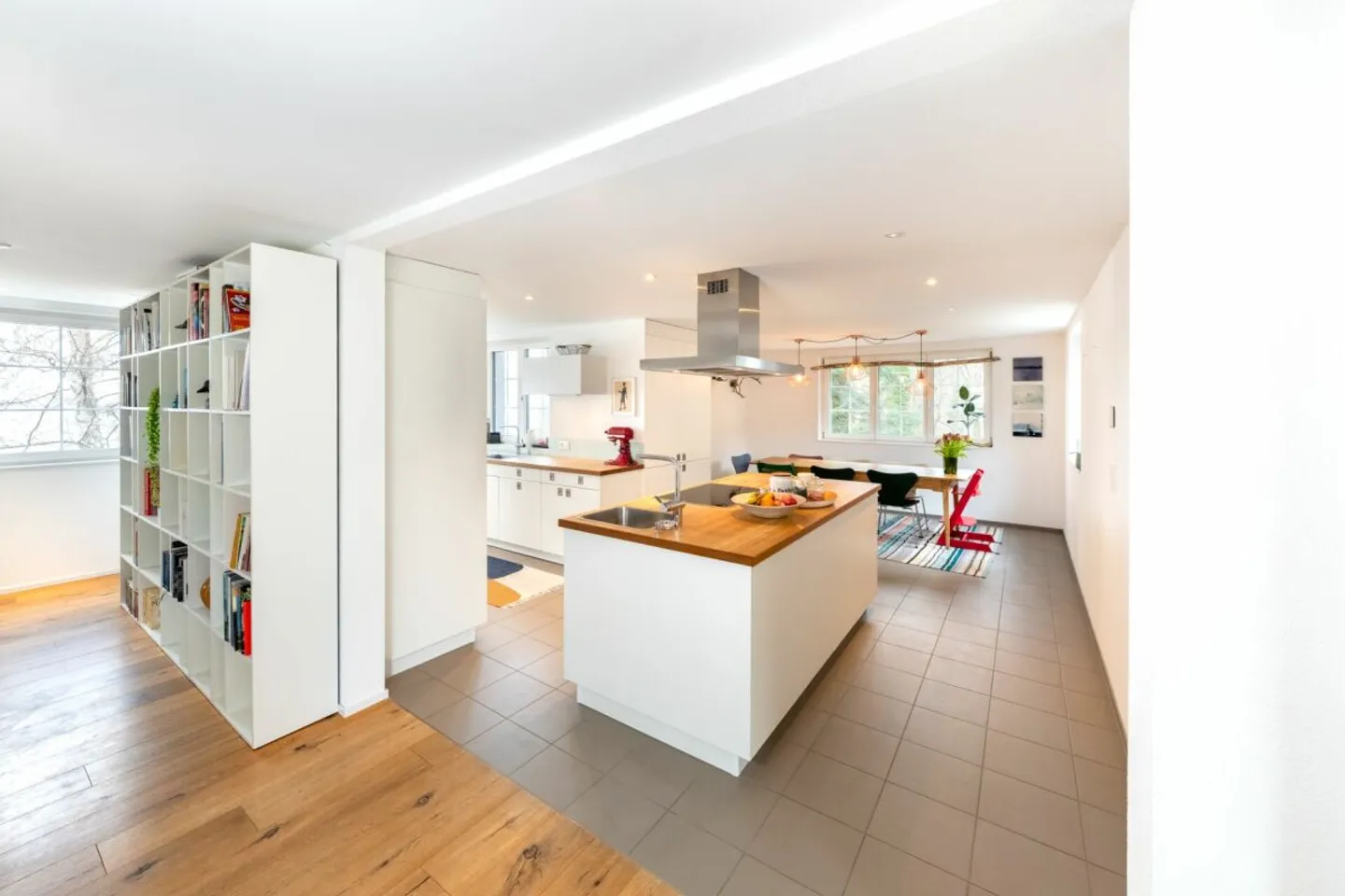 Magnifique maison individuelle modernisée avec une intimité absolue et vue sur le lac - Photo 3 sur 13