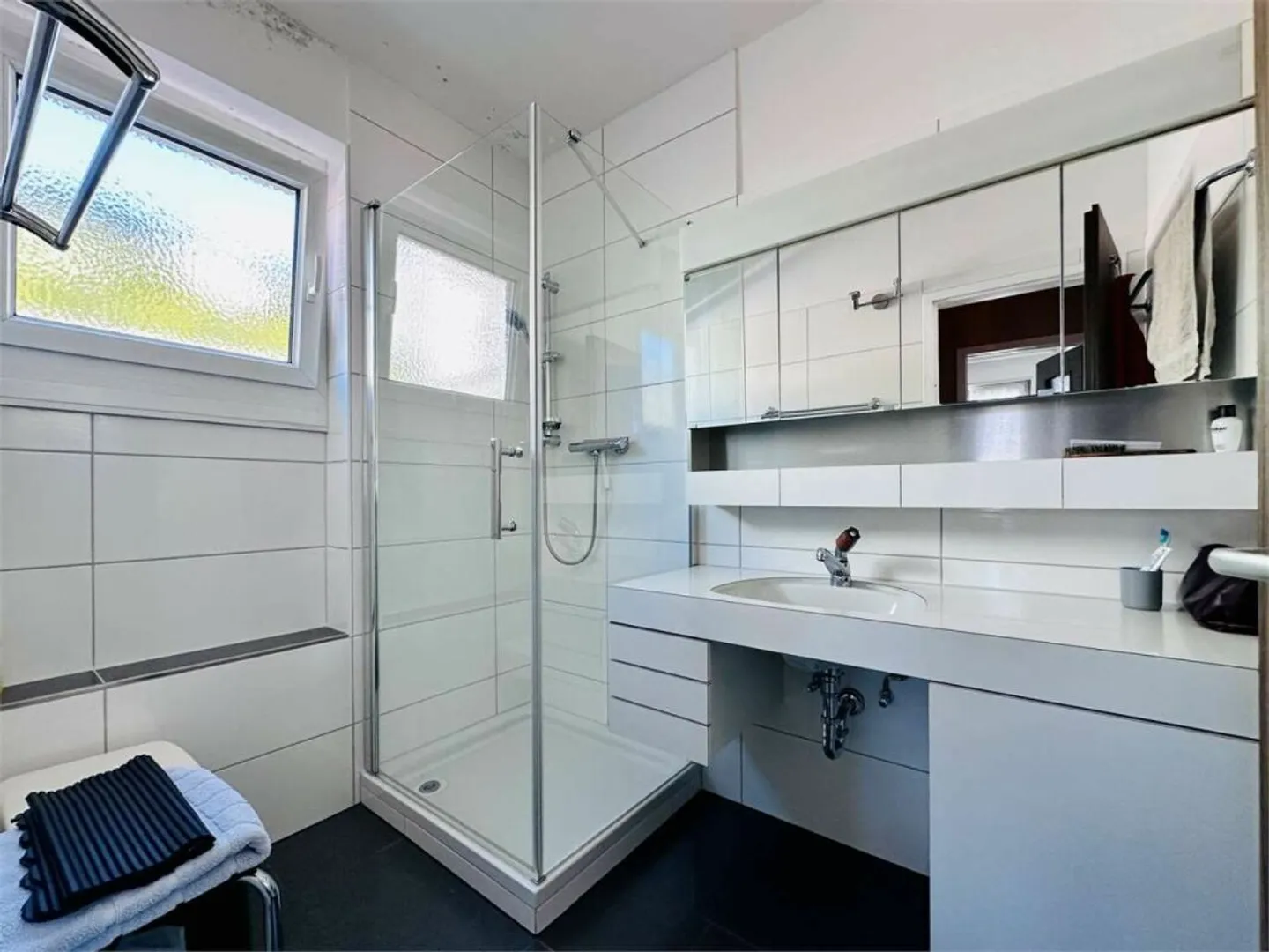 Sonnige 3.5 Zimmer Wohnung mit Balkon &amp; Seesicht in Porza - Foto 7 von 12