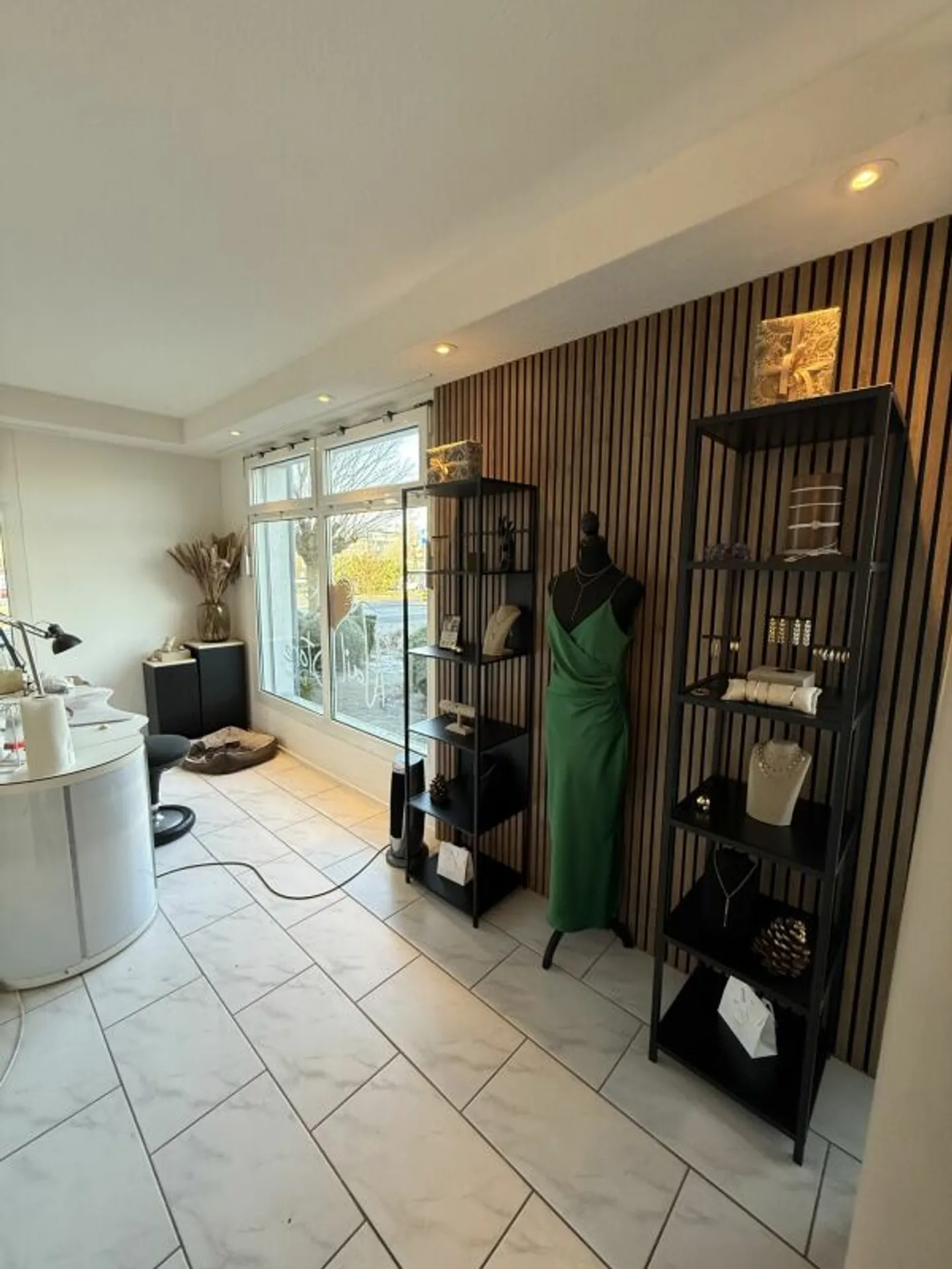 Commercial space for beauty studio, practice, massage/therapy, workshop or office - Photo 6 of 8