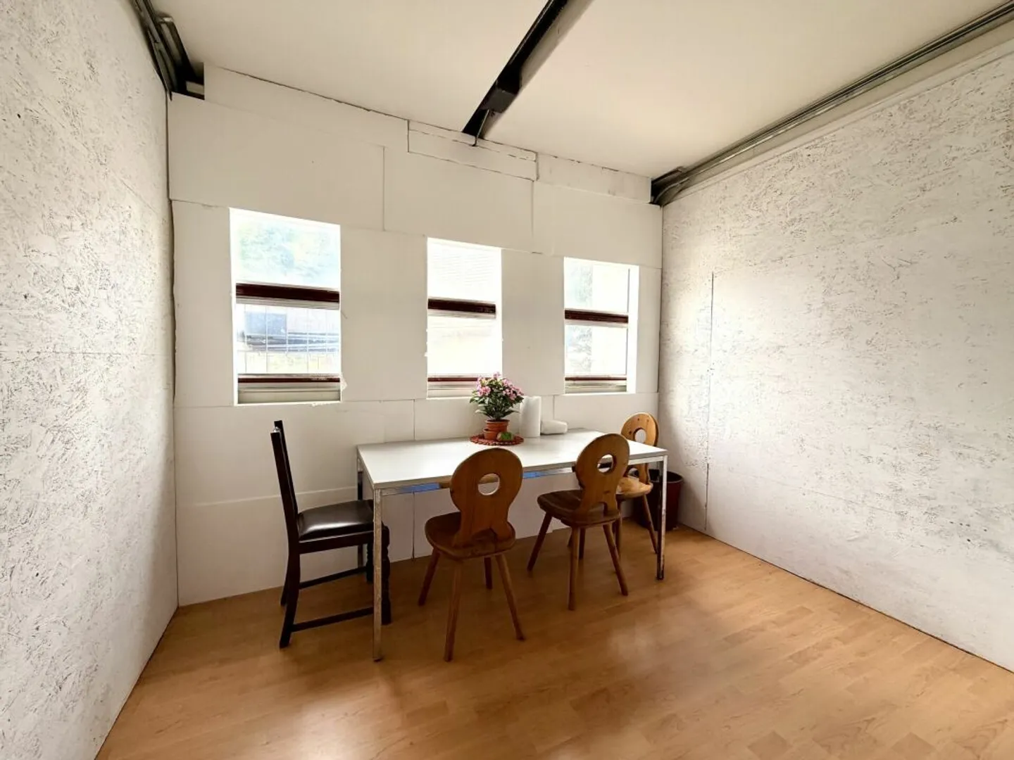 Yield property with 20 rooms and historical charm in Bünzen! - Photo 4 of 13