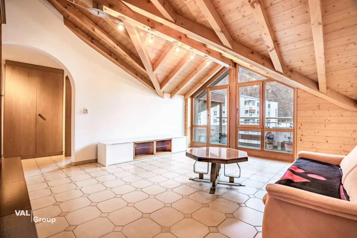 Helle Dachwohnung mit Balkonen - Foto 2 von 13