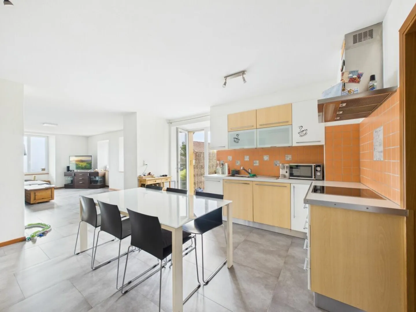 Charming Apartment with Garden - Photo 4 of 13