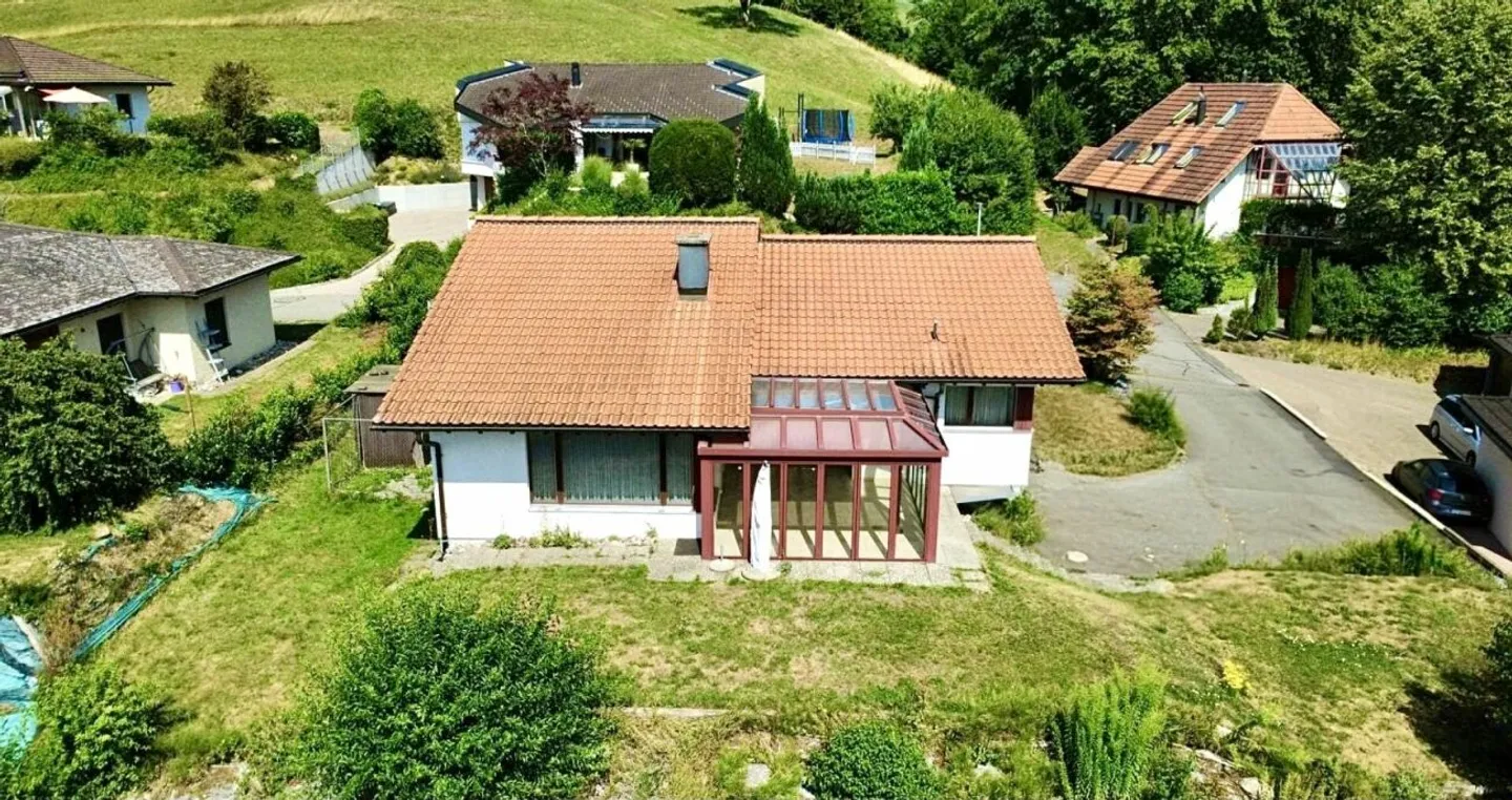 Single-family house in a quiet location with a wide view! - Photo 1 of 13