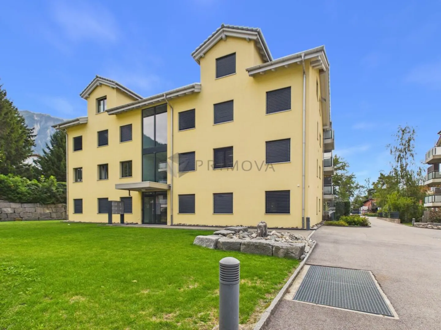Hochwertig renovierte 4.5 Zimmer-Wohnung mit sonniger Südterrasse in Trimmis - Photo 1 of 13