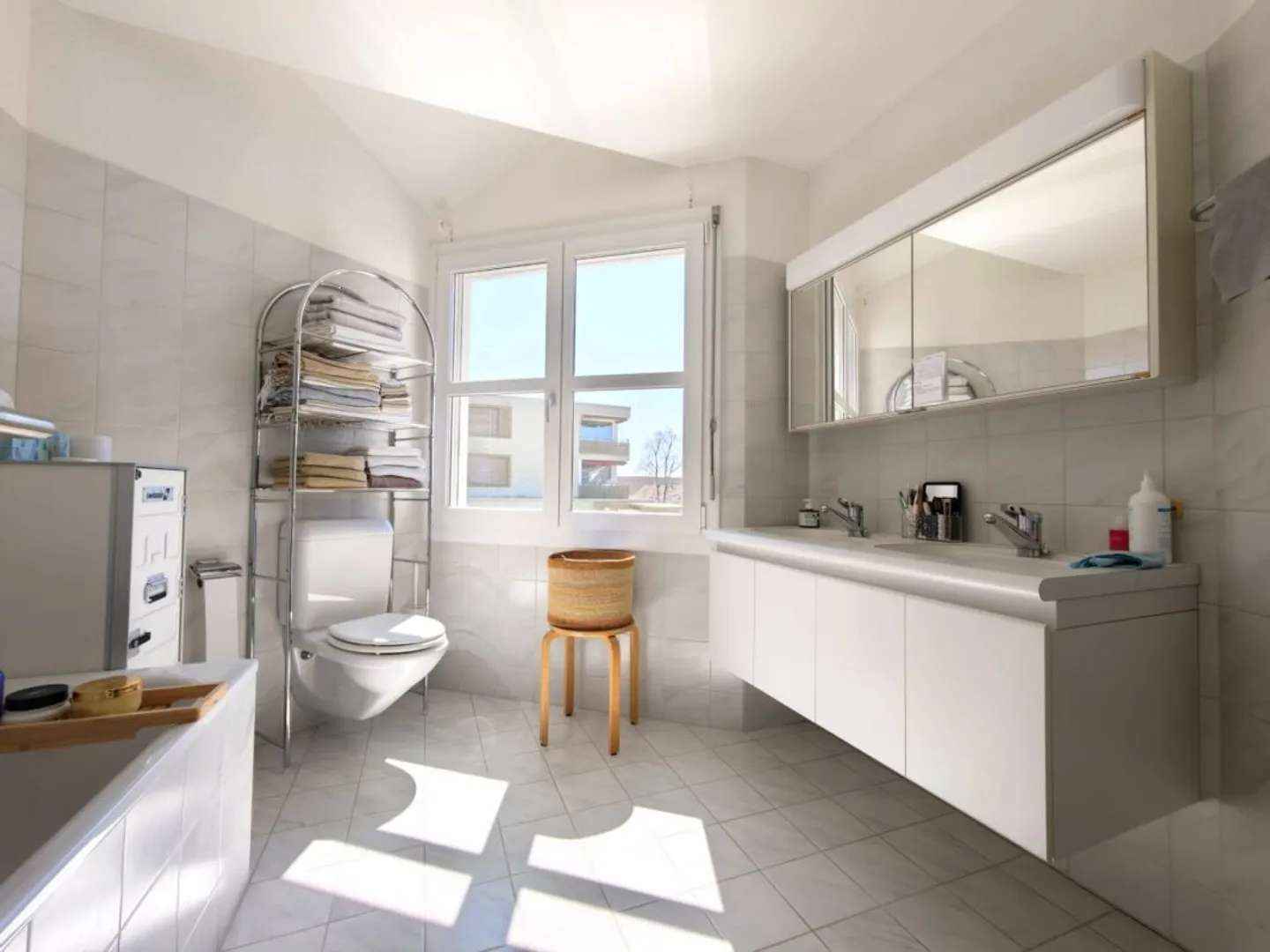 Single-family house with a separate apartment, conservatory, and garage in Oberglatt - Photo 13 of 13