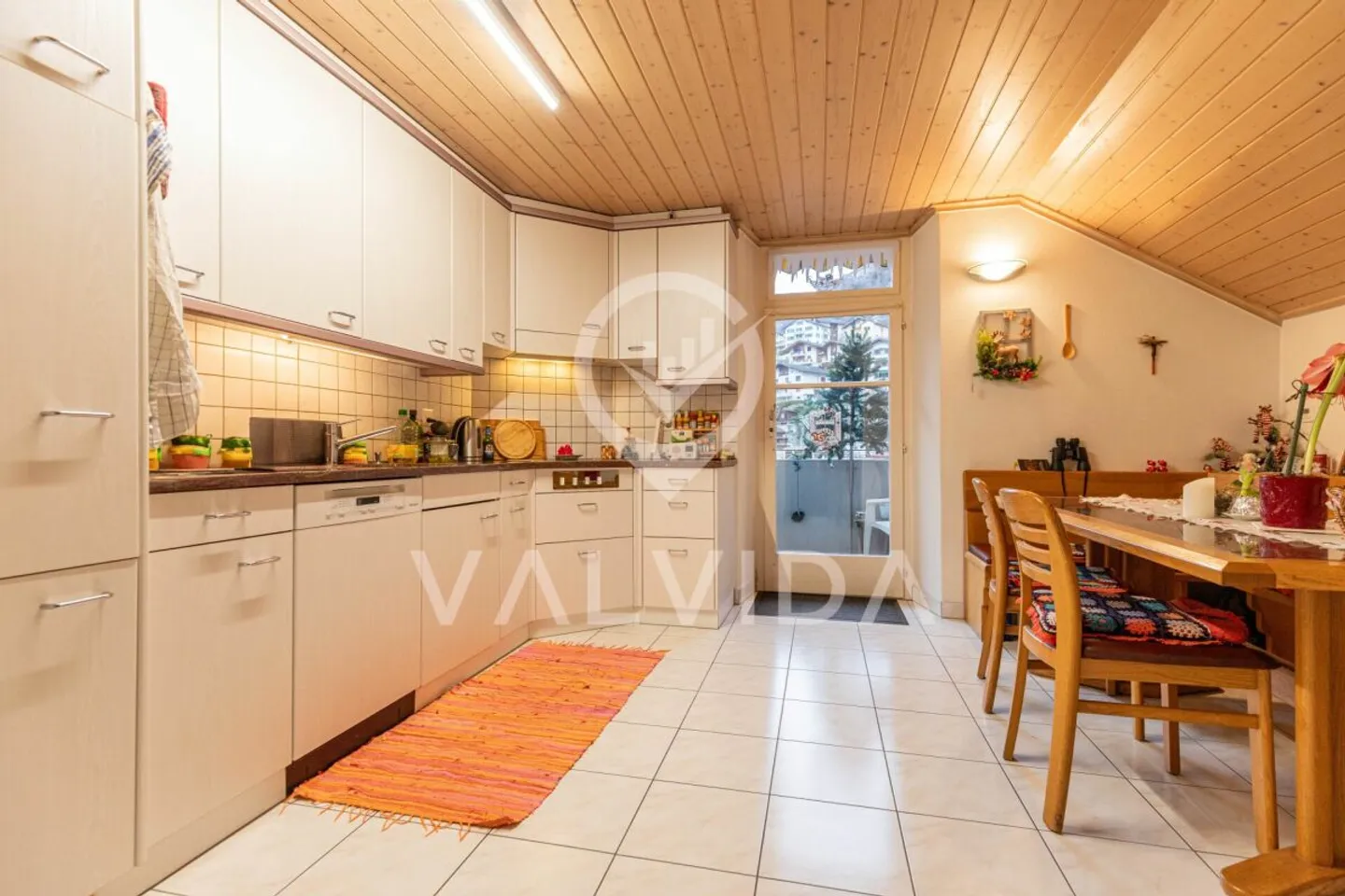 Attractive 4.5-room penthouse in a central location - Photo 3 of 13