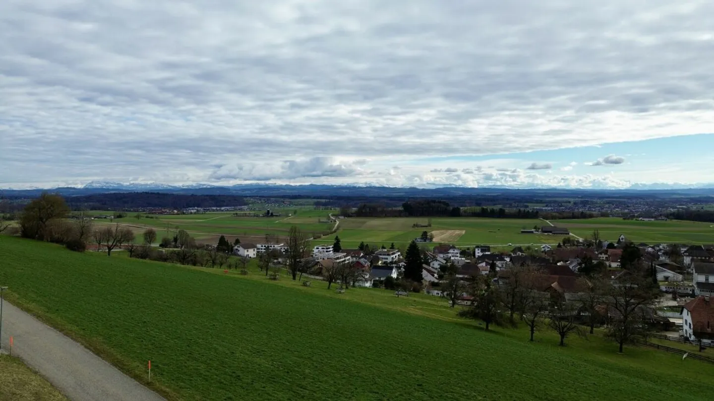 Terreno panoramico soleggiato in posizione elevata con vista sulle Alpi - Foto 7 di 8