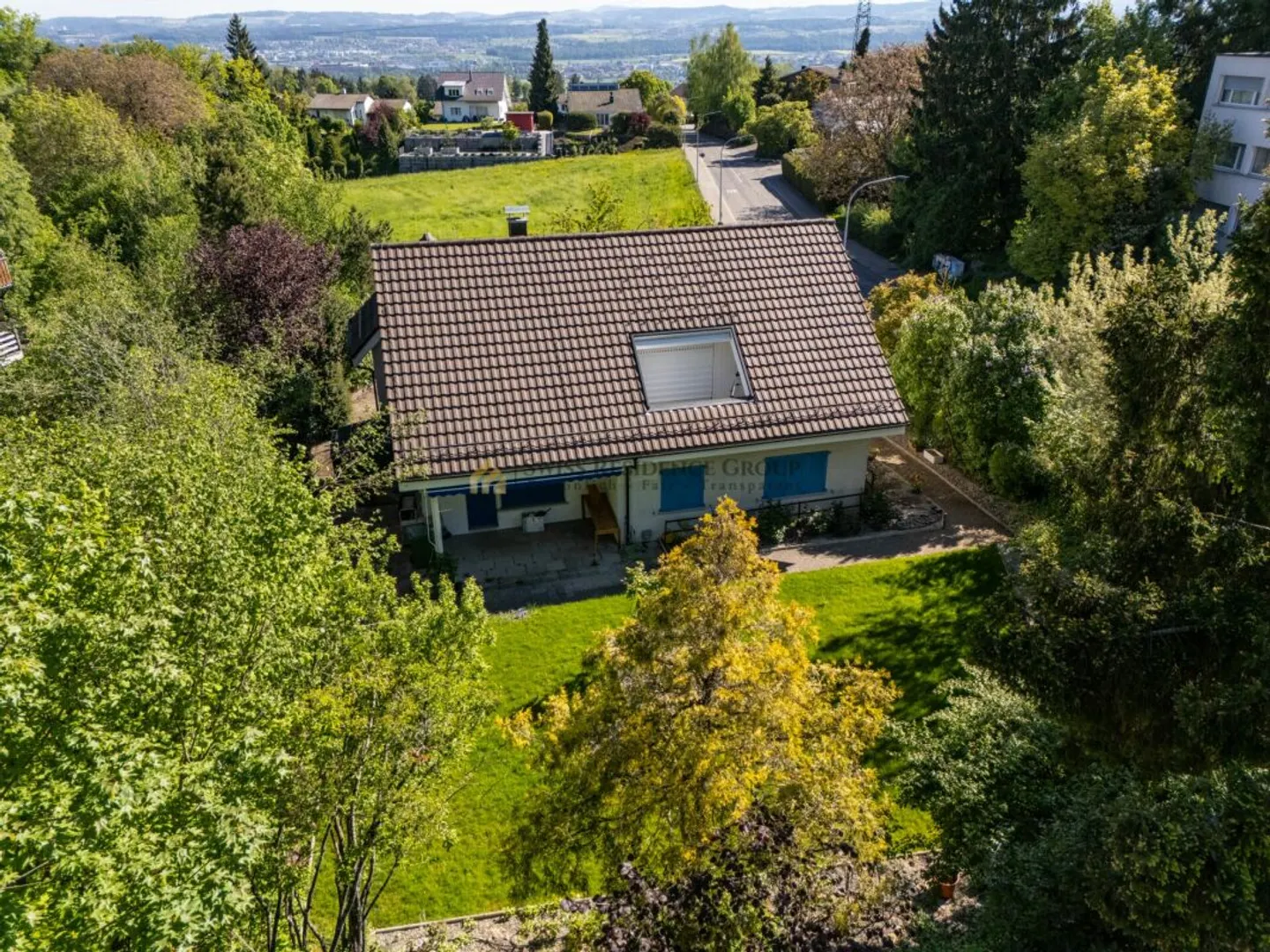 Exklusives 6.5-Zimmer-Einfamilienhaus mit grosszügigem Garten - Foto 2 di 13