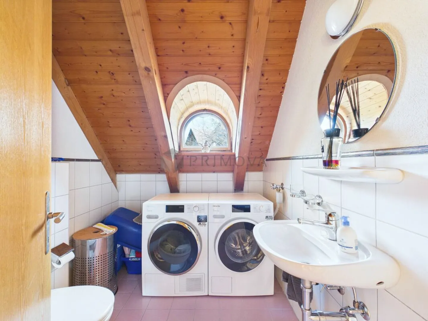 Appartement en duplex de 4,5 pièces attrayant avec galerie et beaucoup d'espace de vie - Photo 7 sur 8