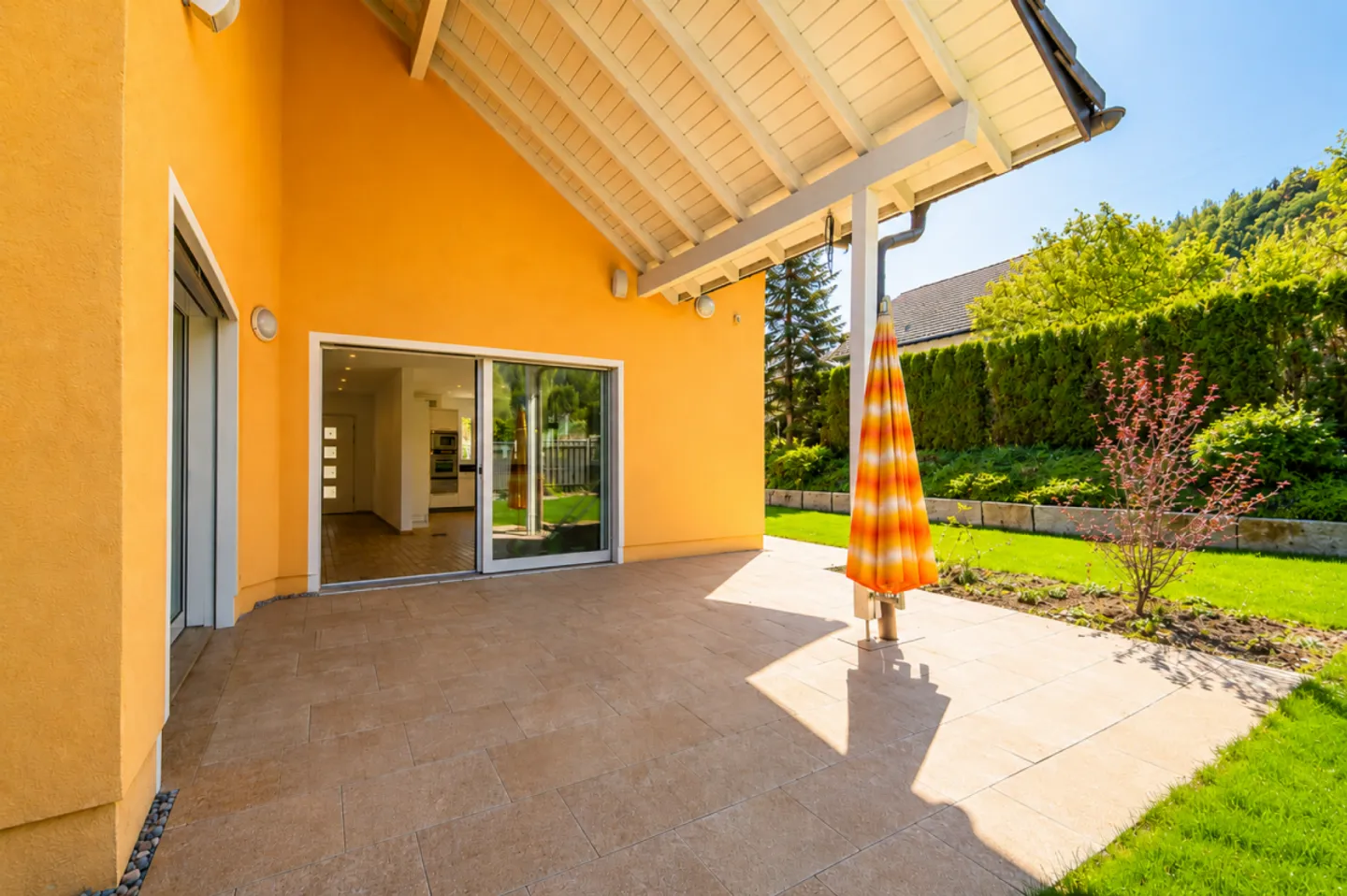 Modern 10.5-Room Single-Family House with Far-Reaching Views, Minergie Standard, and Versatile Usage Potential in Pfungen - Photo 4 of 13