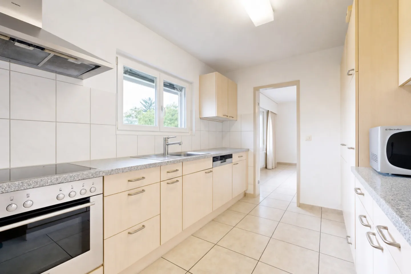 Well-maintained condominium in Kaiseraugst village - Photo 5 of 13