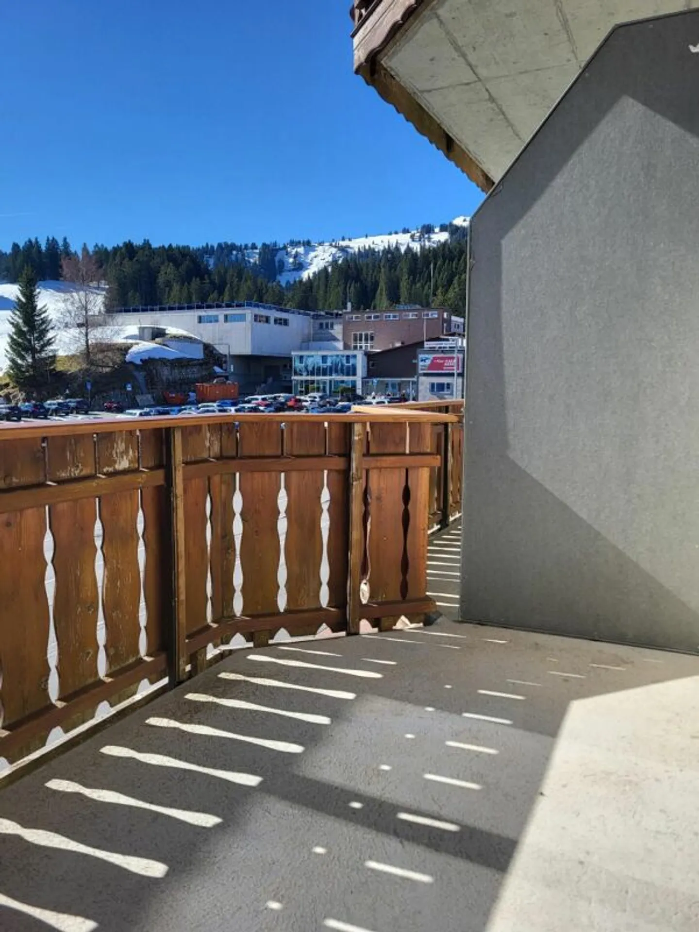 Ski-in/Ski-out: Modern apartment with stunning mountain views - Photo 5 of 13