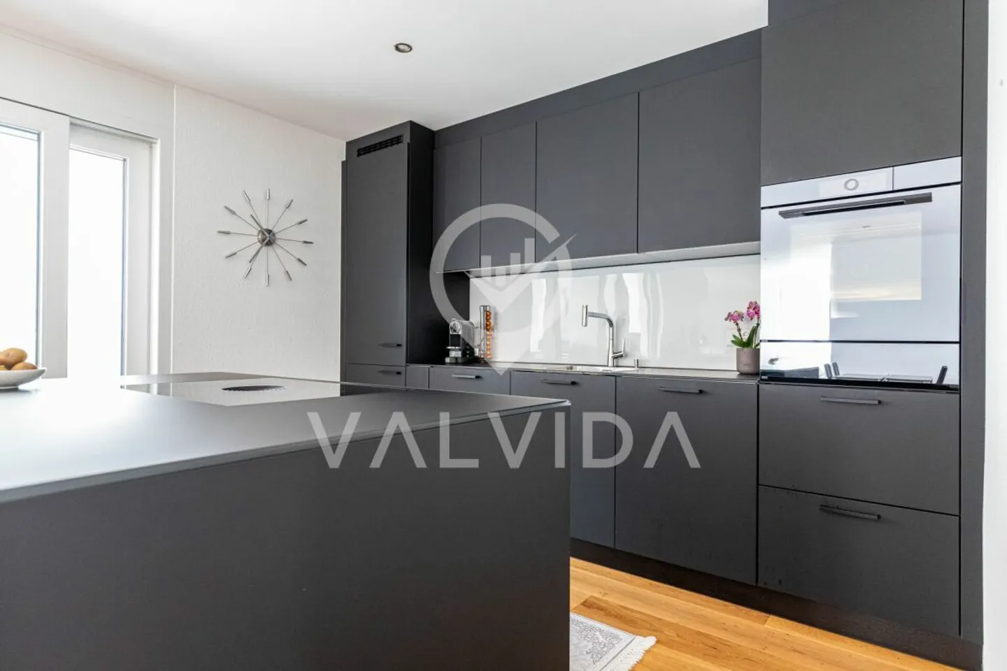 Moderne 5.5-Zimmerwohnung mit grosser Terrasse in Susten - Foto 6 von 13