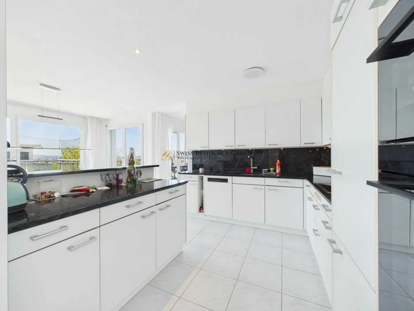 Bright penthouse apartment with a beautiful view of mountains and lake - Photo 7 of 13