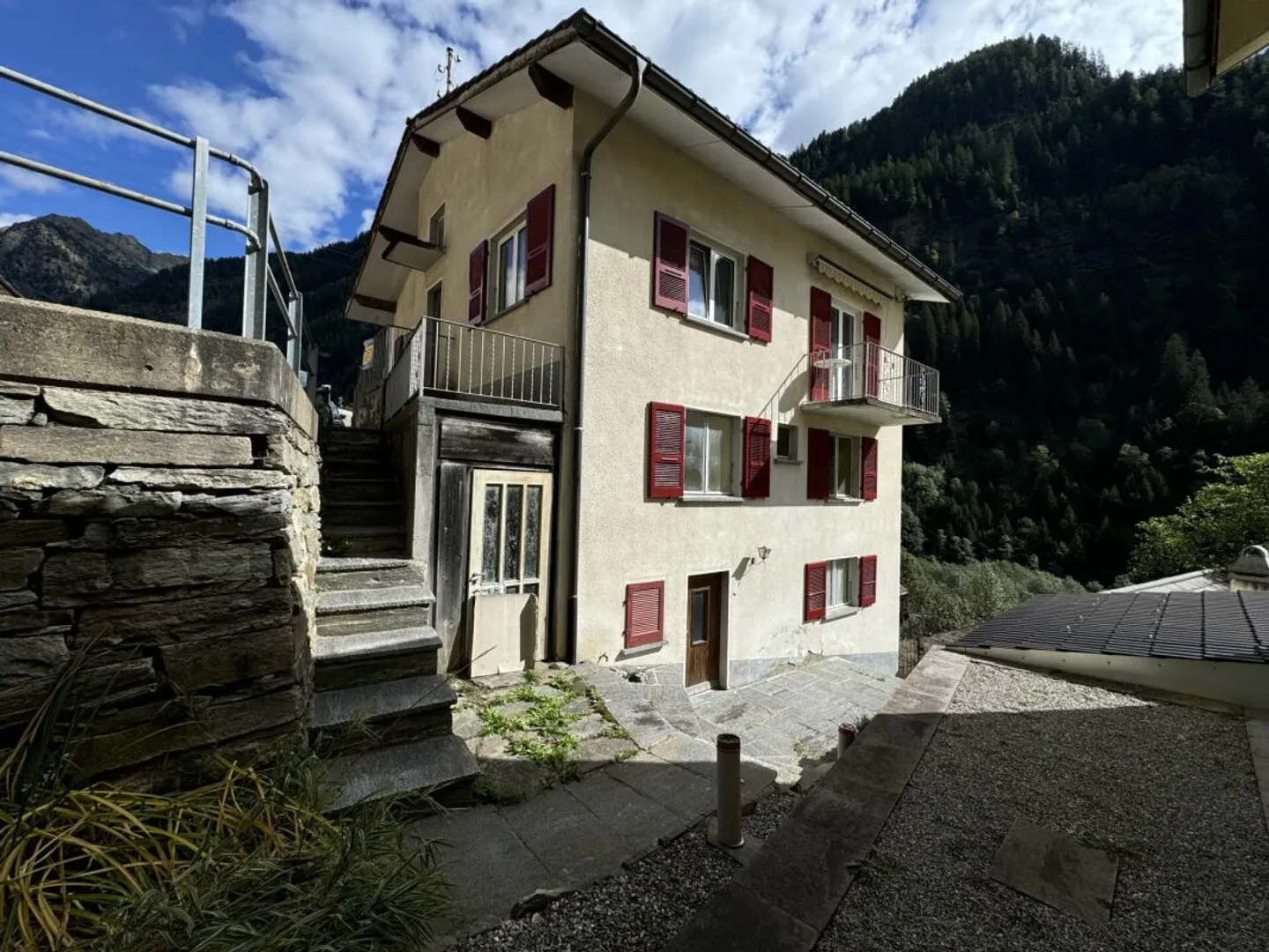 Einfamilienhaus mit zwei Wohnungen - Ihr Projekt an idyllischer Lage! - Foto 1 von 13