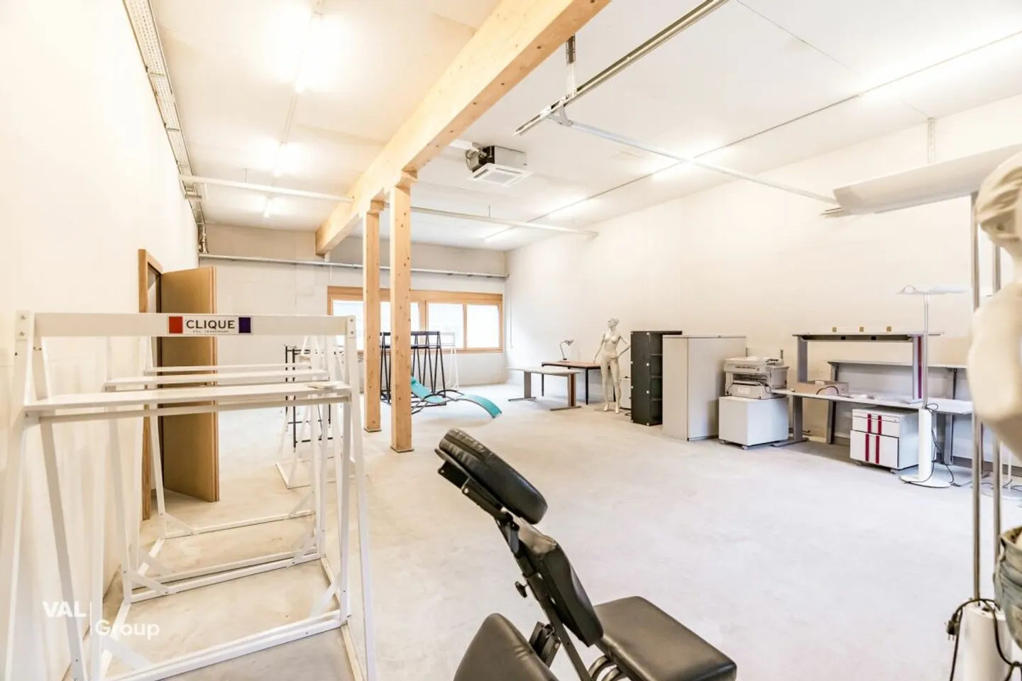 Hall commercial spacieux pour une utilisation commerciale diversifiée dans un emplacement de choix - Photo 4 sur 9