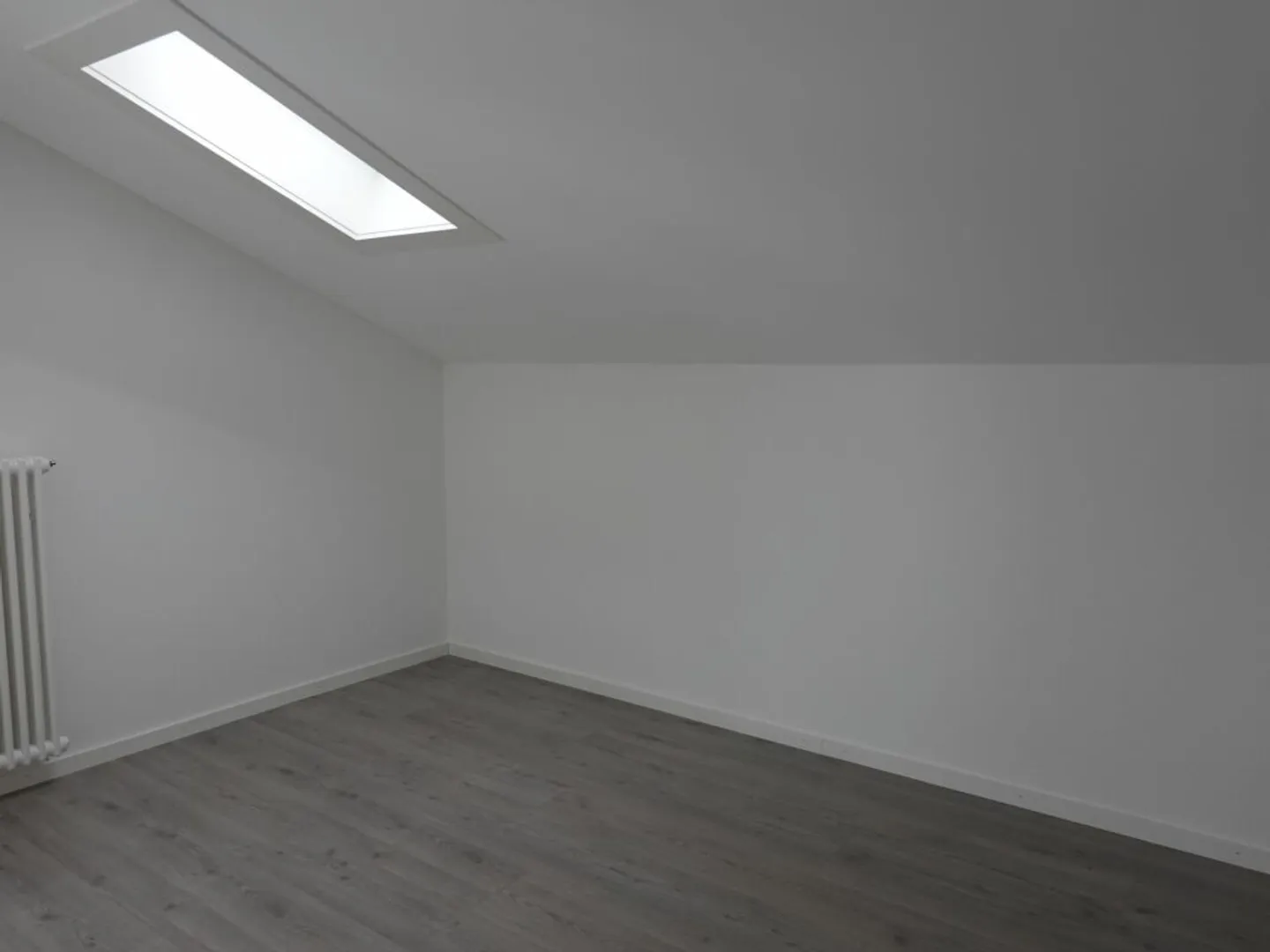 Appartement abordable de 2,5 pièces dans les combles - Photo 5 sur 5